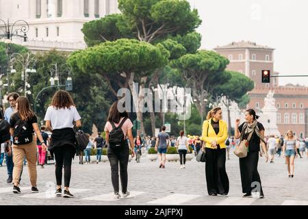 Rom, Italien, 21. Oktober 2018: Touristen Frauen zu Fuß in der Nähe der Altar des Vaterlandes auf der Piazza Venezia. Stockfoto