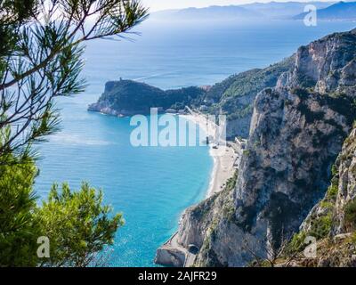 Luftaufnahme von Baia dei Saraceni, Stein Wachturm in der Nähe von Alassio, malerischen Dorf in der Nähe von Finale Ligure Savona, Ligurien, Italien, Italienische Riviera Stockfoto