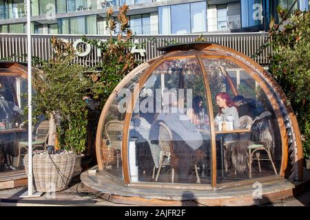 Diners in Coppa Club Iglus auf drei Kais Walk, London UK EG 3R Stockfoto