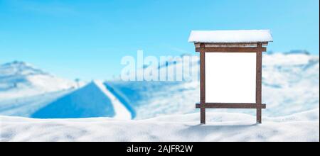 Woonde Anzeigentafel oder Wegweiser auf Ski Resort. Skipisten im Hintergrund. Isolierte Oberfläche für Banner oder Text Stockfoto