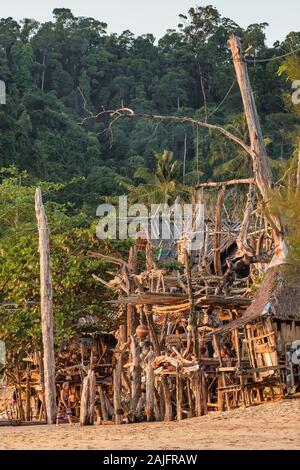 Berühmte Hippie Bar aus Treibholz auf Ko Phayam Insel Stockfoto