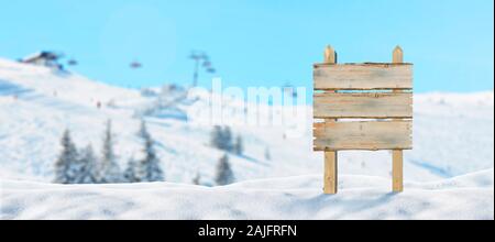 Leer, Holz- Schild auf schneebedeckten Berge, Ski Resort. Skilift und den Pisten im Hintergrund Stockfoto