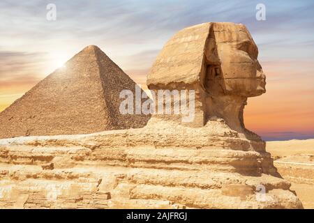 Die Sphinx von Gizeh und den Pyramiden von Cheops, Kairo, Ägypten Stockfoto