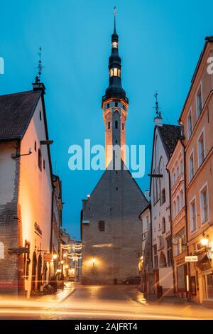 Tallinn, Estland - 5. Dezember 2016: Nacht am Abend Blick auf Alte Rathaus. Das Wahrzeichen der Stadt. Ziel Scenic. UNESCO. Stockfoto