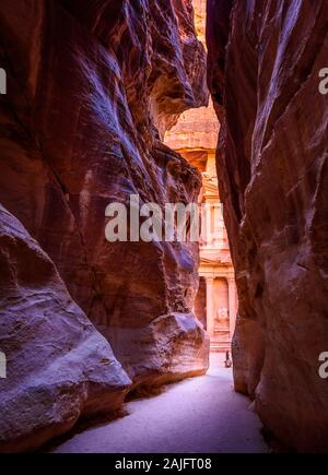 Blick auf El Al Khasneh Faroun (das Finanzministerium) aus dem Canyon al-Siq, Petra, Jordanien, Unesco World Heritage Site gesehen Stockfoto
