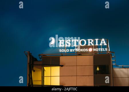 Tallinn, Estland - 5. Dezember 2016: Steigende Mond über Solo Sokos Hotel Estoria In Abend Nacht. Stockfoto