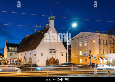 Tallinn, Estland - Dezember 5, 2016: Ansicht der Siebenten-Tags-Adventisten auf See Boulevard in Abend Nacht Illuminationen. Stockfoto