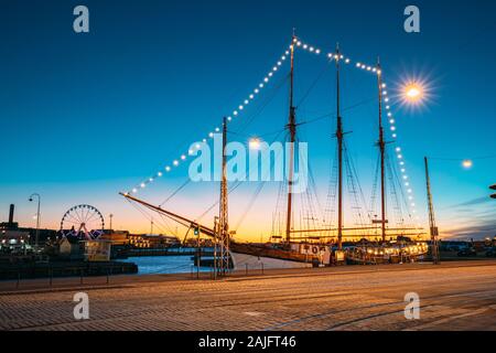 Helsinki, Finnland - 10. Dezember 2016: Alte hölzerne Segelboot Schiff Schoner ist mit der Stadt Pier, Steg vertäut. Ungewöhnliche Cafe Restaurant in Stadt Cent Stockfoto