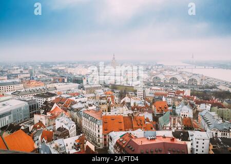 Riga, Lettland - 19. Dezember 2017: Ansicht von Oben Stadtbild In Misty Nebel regnerischen Tag. Lettische Akademie der Wissenschaften, auf das Modell gebaut von Moskau Stalins Wolkenkratzer, Stockfoto