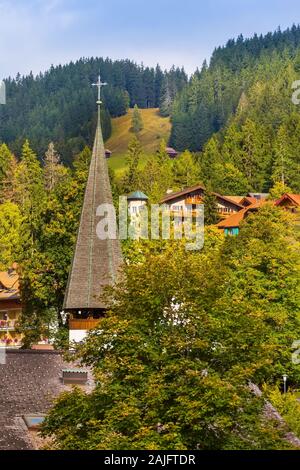 Wengen, Schweiz, Blick auf die Stadt und den Kirchturm in Alpine Village in den Schweizer Alpen, Herbst in den Bergen herum, beliebten Ferienort im Berner Oberland Stockfoto