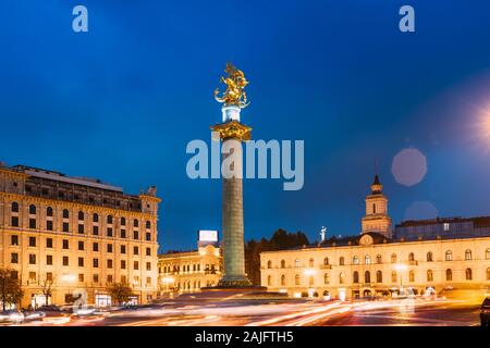 Tiflis, Georgien - 22. November 2018: Liberty Denkmal, St George Slaying Dragon und Tbilissi Rathaus in Freedom Square im Stadtzentrum. Famo Stockfoto