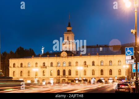 Tiflis, Georgien - 22. November 2018: Rathaus in Tbilisi Freedom Square im Stadtzentrum. Uhr - Überragte Bauwerk. Es beherbergt das Büro des Bürgermeisters und die Stadt. Stockfoto