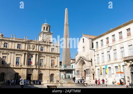 Die Place de la Mairie im Zentrum von Arles, Provence, Südfrankreich. Stockfoto