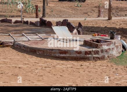 Jodhpur, Indien - 08.März 2017: Trinken gut mit frischem Wasser. Stockfoto