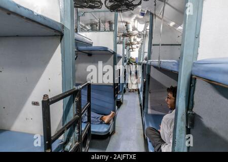 Jodhpur, Indien - 08.März 2017: Indische tain Schlafen Betten. Stockfoto