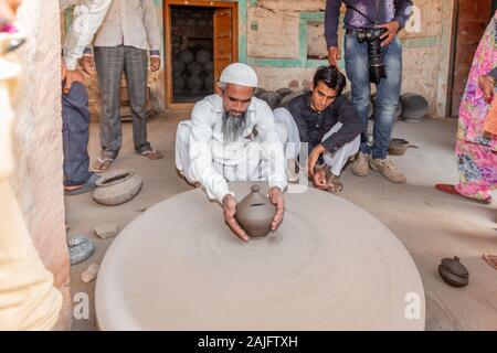 Jodhpur, Indien - 08.März 2017: Handgemachte Töpfe aus Ton. Stockfoto