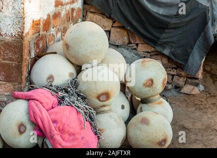 Jodhpur, Indien - 08.März 2017: Handgemachte Töpfe aus Ton. Stockfoto