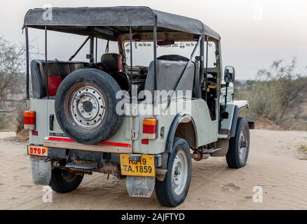 Jodhpur, Indien - 08.März 2017: Jeep in die Wüste bei Sonnenuntergang. Stockfoto