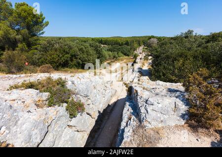 Reste der römischen Barbegal Aquädukt und Mühlen in der Nähe von Arles, Arles, Provence, Südfrankreich. Stockfoto