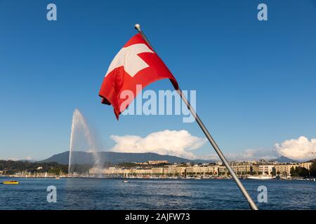 Brunnen Park in Genfer See mit Schweizer Flagge, Schweiz Stockfoto