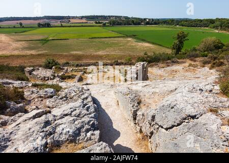 Reste der römischen Barbegal Aquädukt und Mühlen in der Nähe von Arles, Arles, Provence, Südfrankreich. Stockfoto