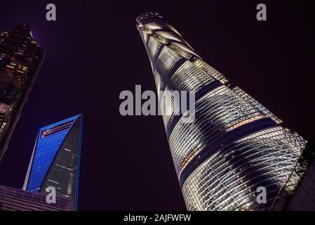 Shanghai, China: Panorama Nacht Blick auf Shanghai Tower und World Financial Center, Wolkenkratzer, das höchste Gebäude in Shanghai, vom Boden aus Stockfoto
