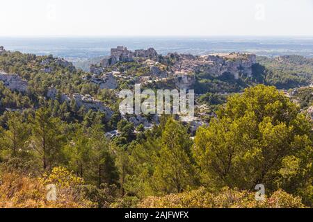 Blick auf die berühmte mittelalterliche Stadt und das Schloss Les Baux-de-Provence, Provence, Frankreich Stockfoto