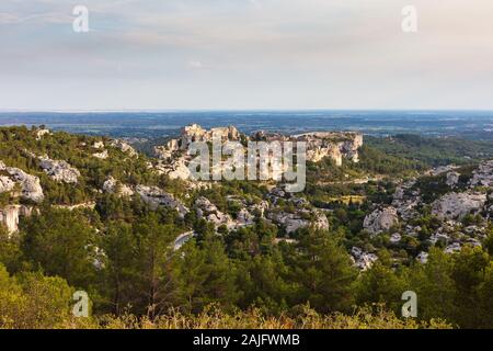 Blick auf die berühmte mittelalterliche Stadt und das Schloss Les Baux-de-Provence, Provence, Frankreich Stockfoto