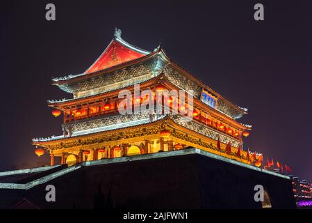 XI'an, China: Schöner Blick auf Den Trommel-Turm von Xian, der nachts beleuchtet wird Stockfoto