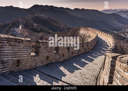 Mutianyu, China: Schöner Blick auf Die Chinesische Mauer, leer gelassen, keine Menschen Stockfoto