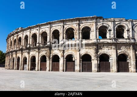 Die Außenseite des Römischen Bau, Arena oder Amphitheater im Zentrum von Nîmes, Provence, Südfrankreich. Stockfoto