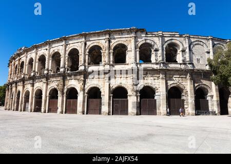 Die Außenseite des Römischen Bau, Arena oder Amphitheater im Zentrum von Nîmes, Provence, Südfrankreich. Stockfoto