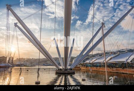 Genua, Ligurien, Italien: Sonnenuntergang Blick auf den alten Hafen (Porto Antico), Magazzini Del Cotone, und Bigo, vom Architekten Renzo Piano entworfen Stockfoto