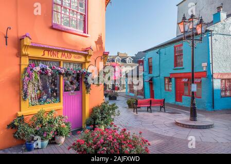 Kinsale, County Cork, Irland: Schöne traditionelle bunte Irische Häuser, Blumen, lebendige Farben farbige Fassaden, alte Strassenlaterne street lamp Stockfoto