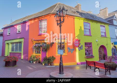 Kinsale, County Cork, Irland: Schöne traditionelle bunte Irische Häuser, Blumen, lebendige Farben farbige Fassaden, alte Strassenlaterne street lamp Stockfoto