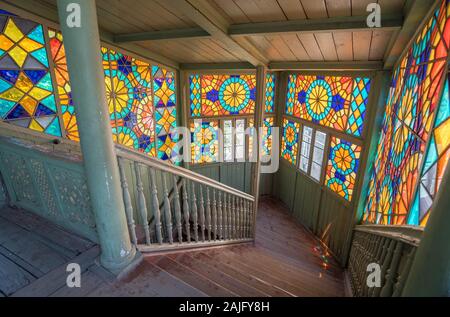 Tiflis, Georgien: das Innere des berühmten traditionellen alten Holz Georgian House mit bunten Glasfenster und Holztreppe Stockfoto