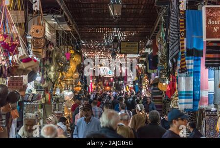 Marrakesch, Marokko: Menschen und Touristen schlendern, Buden und Ständen in der Gasse in der Nähe Jemma Dar Fna, der Markt im Souk in Marrakesch Medina, überfüllten Basar Stockfoto