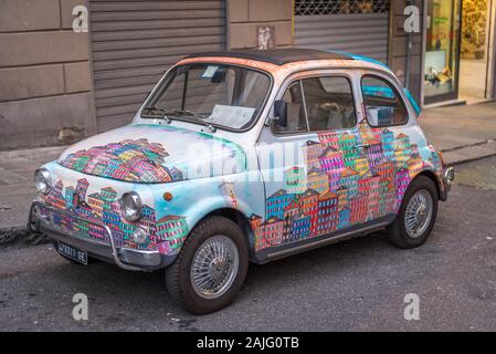 Genua, Genua, Italien: bunt verziert mit Retro Vintage Fiat 500 Koffer (Gepäck Tasche) auf der Rückseite bemalt. Art Car, Artwork, originelle, ungewöhnliche Stockfoto