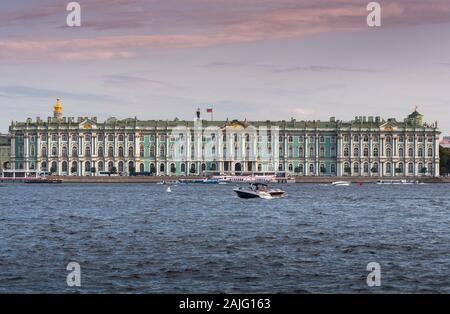 Sankt Petersburg, Russland: Sonnenuntergang der Eremitage (Winter Palace) mit Fähren und Boote segeln auf der Newa Stockfoto