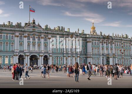 Sankt Petersburg, Russland: Menschen im Palast Platz vor der Eremitage (Winter Palace), die zweitgrößte Art Museum in der Welt Stockfoto