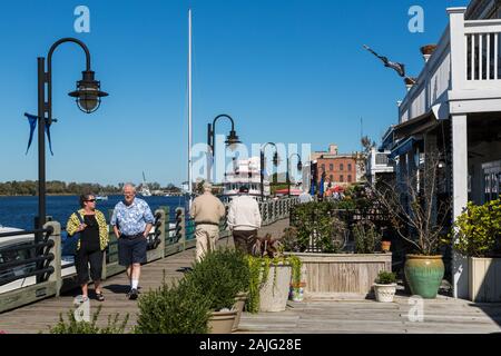 Touristen Spaziergang am Fluss entlang laufen, Wilmington, NC, USA Stockfoto