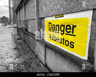 Asbest an Gebäude Baustelle Sanierung alter Gebäude Stockfoto