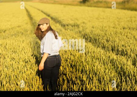 Bäuerin, die durch ein Feld geht Stockfoto