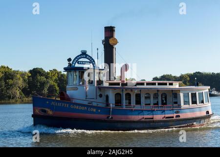 Fähre oder River Taxi kommt an Waterfront, Savannah, GA, USA Stockfoto