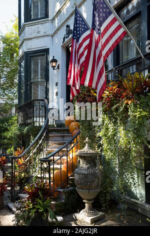 Schritte mit uns Flaggen in Downtown Savannah, GA, USA zu Haus Stockfoto