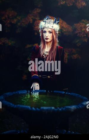 Schöne schamanische Frau mit Stirnband in der Natur. Stockfoto