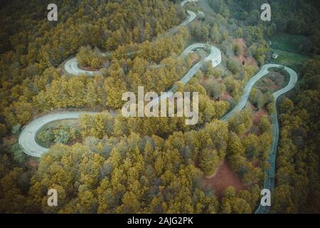 Gekrümmte Straße aus der Luft in Picos de Europa Stockfoto