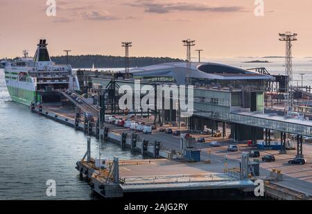 Helsinki, Finnland: Luftaufnahme von Helsinki Hafen bei Sonnenuntergang, touristische Autos Linie bis zu Schiffen und Fähren im Hafen angedockt Stockfoto