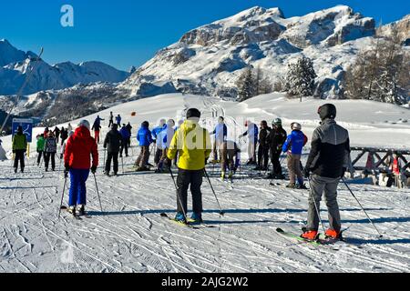 Skifahrer auf der Oberseite des Piz La Ila, La Villa, Alta Badia, Dolomiten, Südtirol, Italien Stockfoto