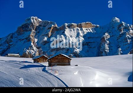 Skihang gegen eine Bergkette in der Skiregion Alta Badia, La Villa, Alta Badia, Doles, Südtirol, Italien Stockfoto